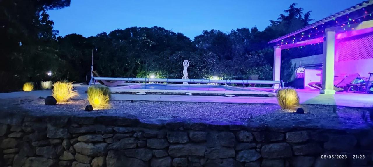 Offrez-Vous Un Sejour Dans Notre Studio T1 Bis A Entressen Une Grande Piscine Pour Se Rafraichir ,Un Espace De Jeux Pour Enfants Pour Des Heures De Divertissement Un Terrain De Petanque Pour Des Parties Endiablees Eksteriør bilde